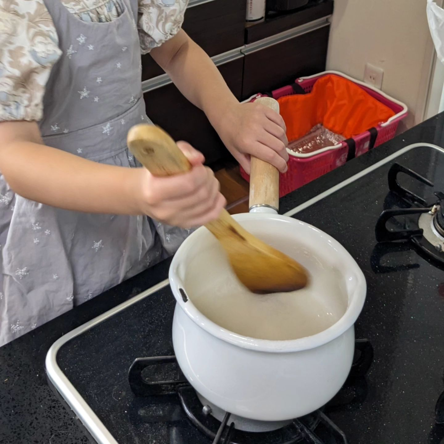 今日は子どもおやつ作り教室で「ミルク寒天ケーキ」を作りました...