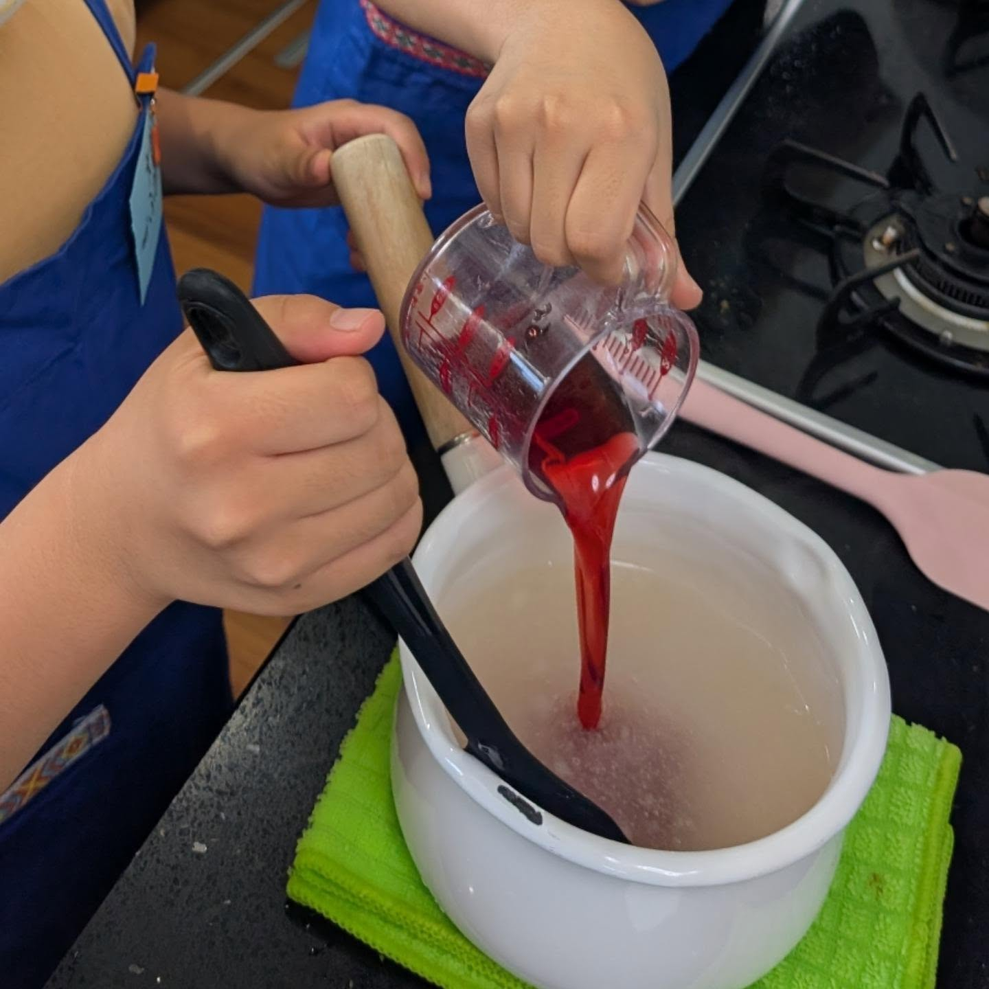 子どもおやつ作り教室で、27.28日は「宝石水まんじゅう」を...